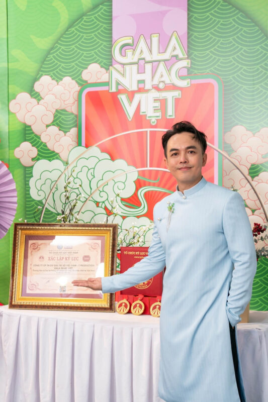 Hồ Ngọc Hà và dàn sao diện áo dài Tết, vinh dự nhận bằng kỷ lục Việt Nam (5)